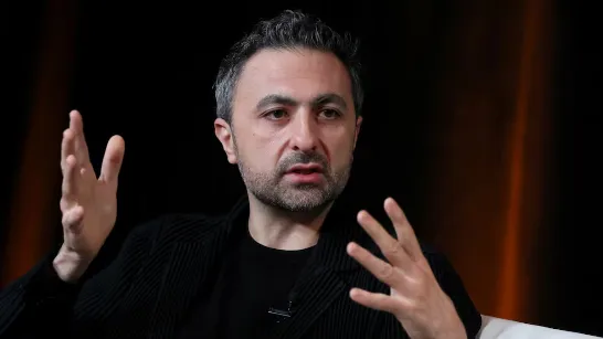 Le responsable de l'IA de Microsoft critique Anthropic pour avoir traité son modèle comme s'il était conscient