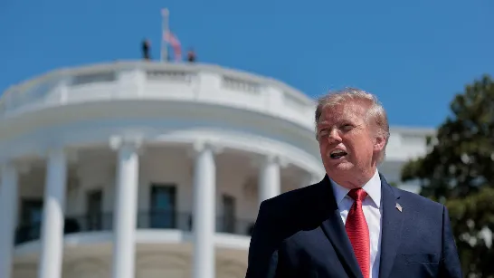 Trump a réitéré qu'il ne tolérerait pas les tentatives visant à freiner l'avancée de l'IA : « Nous n'obstructionnerons pas la croissance de cette industrie ».