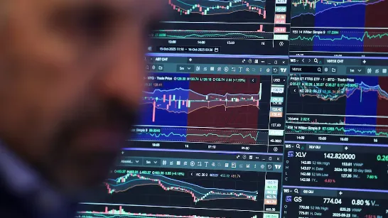 La chute du pétrole et des actions technologiques a propulsé Wall Street, qui a clôturé près de nouveaux records.