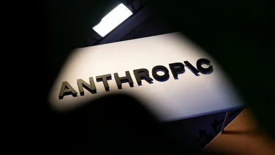 Anthropic pourrait reporter son entrée en bourse jusqu'en novembre, atteignant une valorisation de 2 billions de dollars.