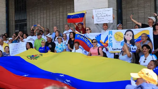 Les Vénézuéliens ont manifesté devant le Conseil National Électoral (CNE) pour exiger des élections présidentielles et permettre le retour de María Corina Machado.