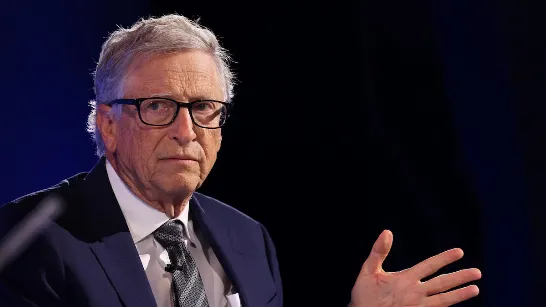 Bill Gates met en garde contre les dangers potentiels de l'intelligence artificielle entre de mauvaises mains.