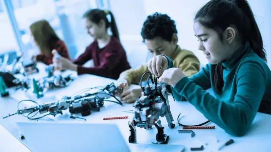 Ouverture à Chicago de l'école où l'IA remplace les cours traditionnels en seulement deux heures