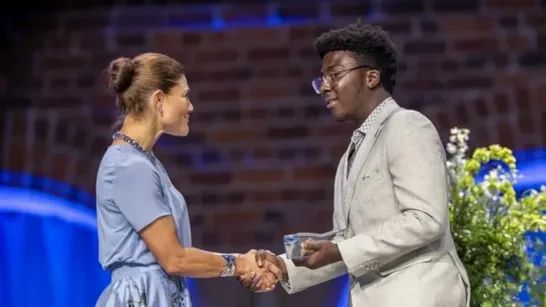 Comment fonctionne le robot créé par un étudiant de 17 ans qui utilise l'intelligence artificielle et un liquide magnétique pour retirer le plastique de l'eau