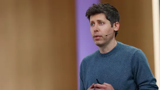 Le PDG d'OpenAI estime que « le monde devrait accepter certains risques liés à l'intelligence artificielle en échange des avantages qu'elle procure ».