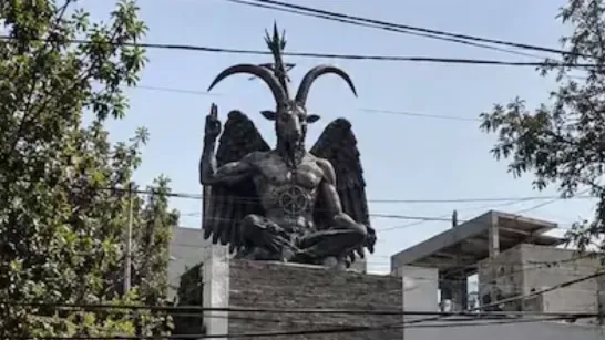 Des photos générées par intelligence artificielle d'une statue de 'Baphomet' dans un quartier luxueux de Mexico ont suscité des controverses : que signifie cette figure ?