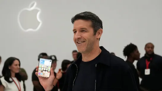 John Ternus, PDG d'Apple, figure en couverture du magazine Time avec l'iPhone Duo comme l'un des meilleurs invents de 2026.