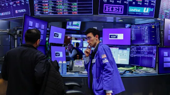 Le Nasdaq mène la reprise de Wall Street tandis que Paris et Milan chutent en raison de la violence urbaine
