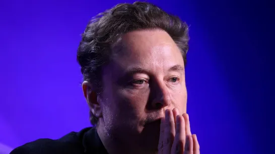 La demande contre xAI d'Elon Musk pour pollution avec 69 turbines à gaz progresse.