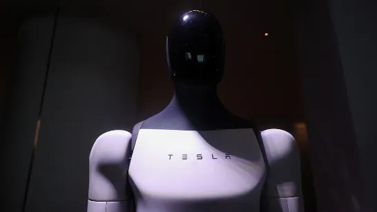 Tesla a commencé la production de son robot Optimus le même jour où ses bénéfices ont chuté de 43 %