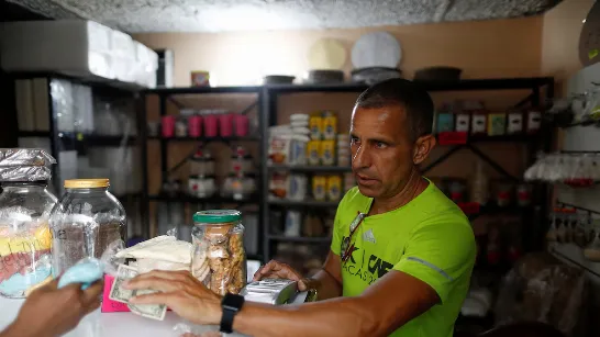Crise au Venezuela : une famille a besoin de 761 dollars par mois pour couvrir uniquement son alimentation En raison de l'augmentation des prix des denrées alimentaires, les familles vénézuéliennes doivent consacrer une part importante de leurs revenus à la nourriture. Selon un rapport récent, il faut environ 761 dollars américains par mois pour su