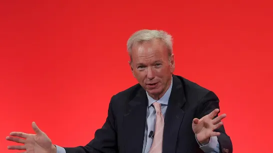 Eric Schmidt, ancien directeur de Google, affirme qu'il travaillait 60 heures par semaine : « Assis en réunion pendant 12 heures par jour ».