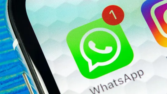 Avec des messages faux et des photos générées par l'IA, une mère se fait arnaquer pour près d'un million de pesos argentins sur WhatsApp.