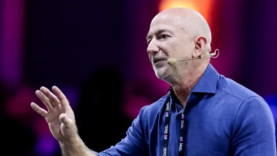 « Travailler trois jours par semaine et maintenir sa famille » : les prédictions de Jeff Bezos sur l'IA