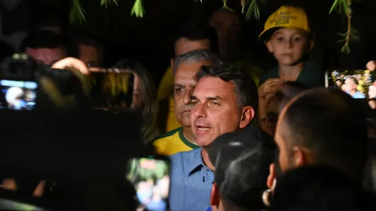 De «président élu» à «leader du Brésil»: les changements dans la lettre de Flávio Bolsonaro