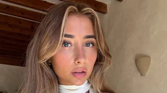 Lily Phillips lance Lily AI, sa réplique numérique qui répond aux messages, envoie des vidéos et offre des conversations personnalisées.